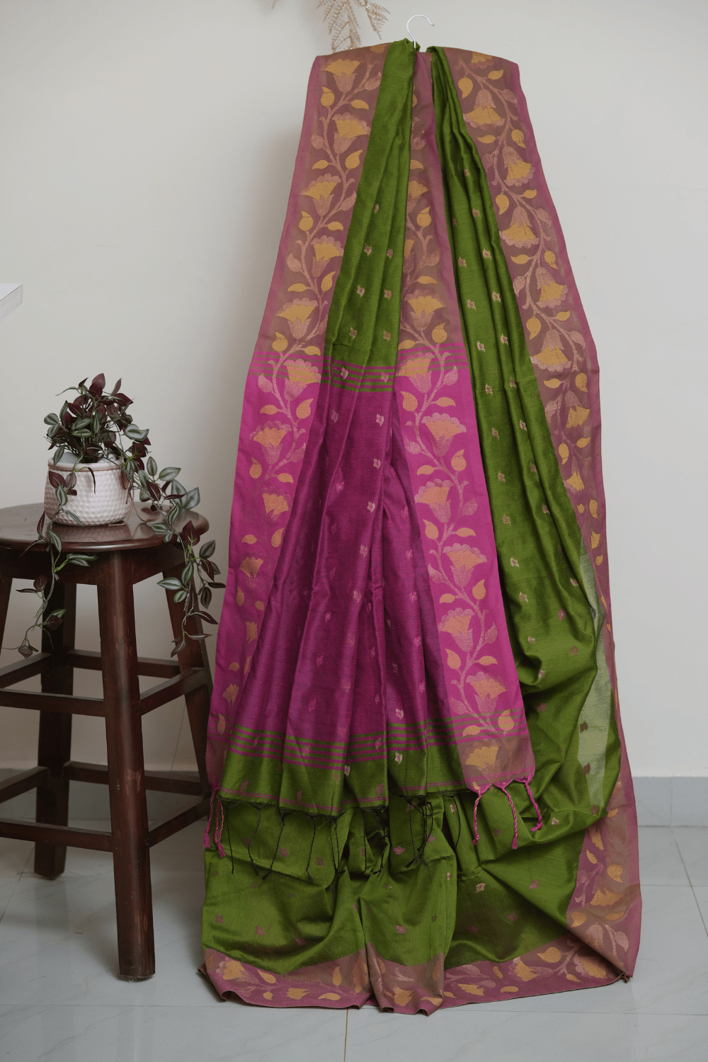 Kelly Green Soft Cotton Handloom Saree with Rani Pink Contrast Pallu - Image 2