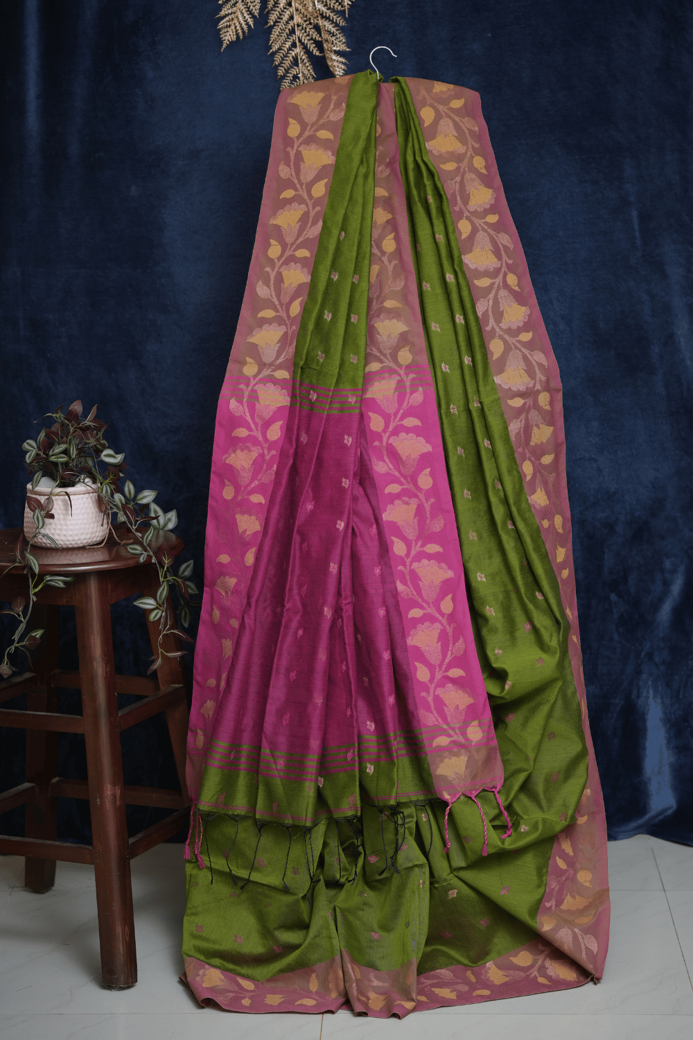 Kelly Green Soft Cotton Handloom Saree with Rani Pink Contrast Pallu