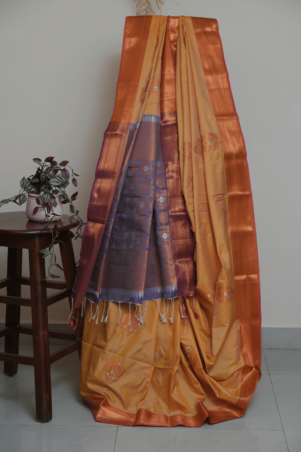 Peach and Orange Silk Saree with Contrasting Lavender Zari Pallu - Image 2