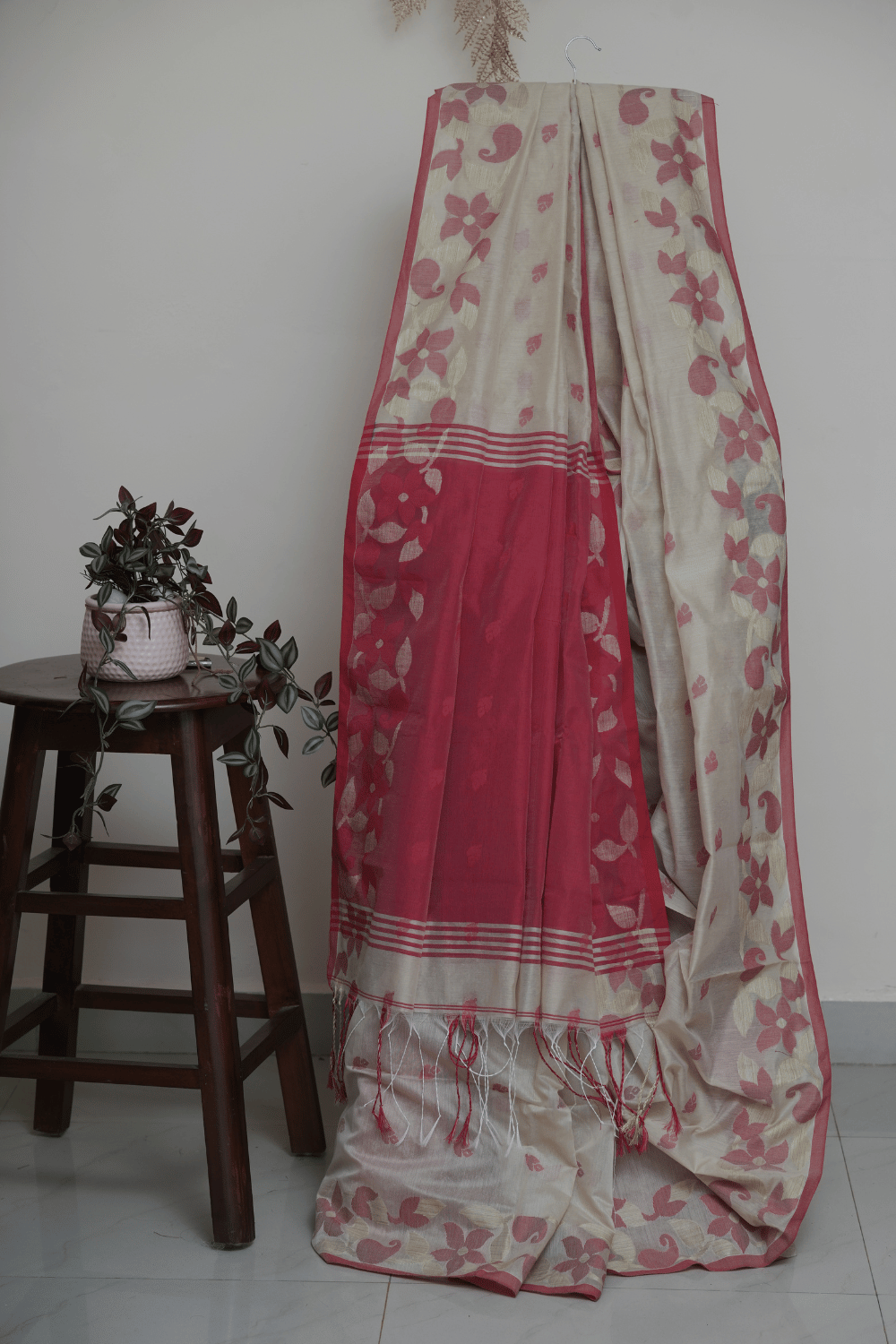 Handloom Beige & Red Saree with Floral Thread Weave - Image 4