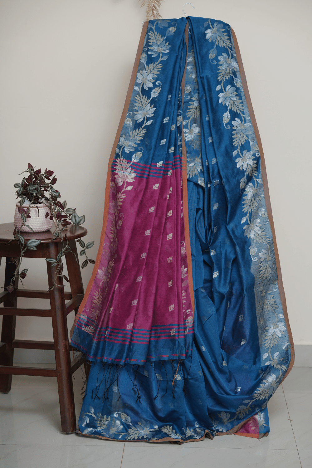 Royal Blue & Magenta Handloom Saree with Golden Floral Weave - Image 2