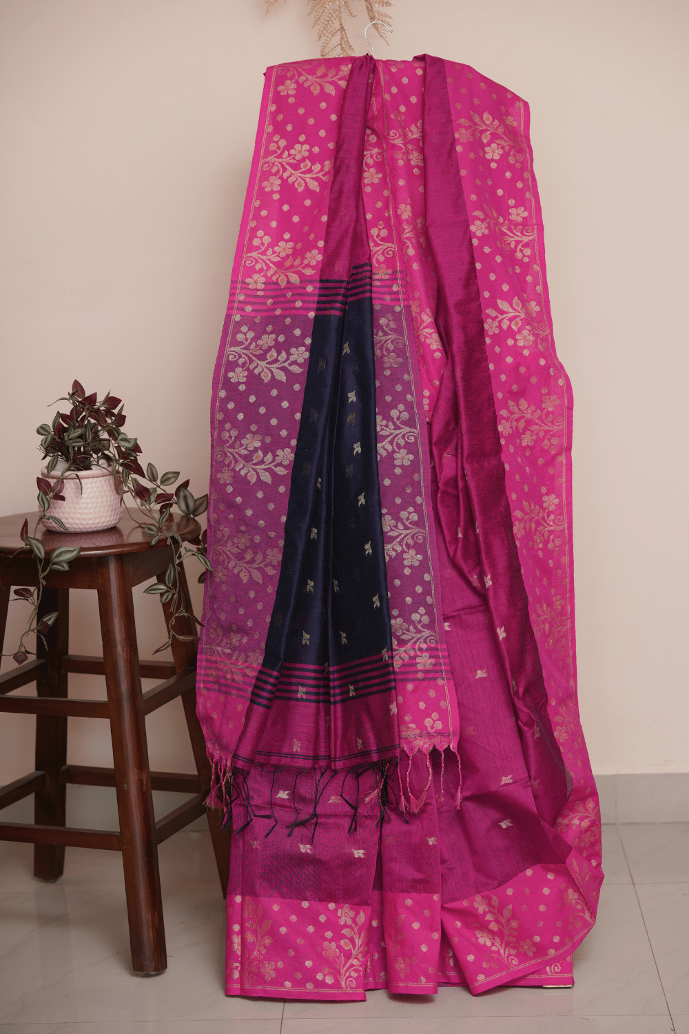 Magenta & Navy Blue Handloom Saree with Zari Work - Image 2